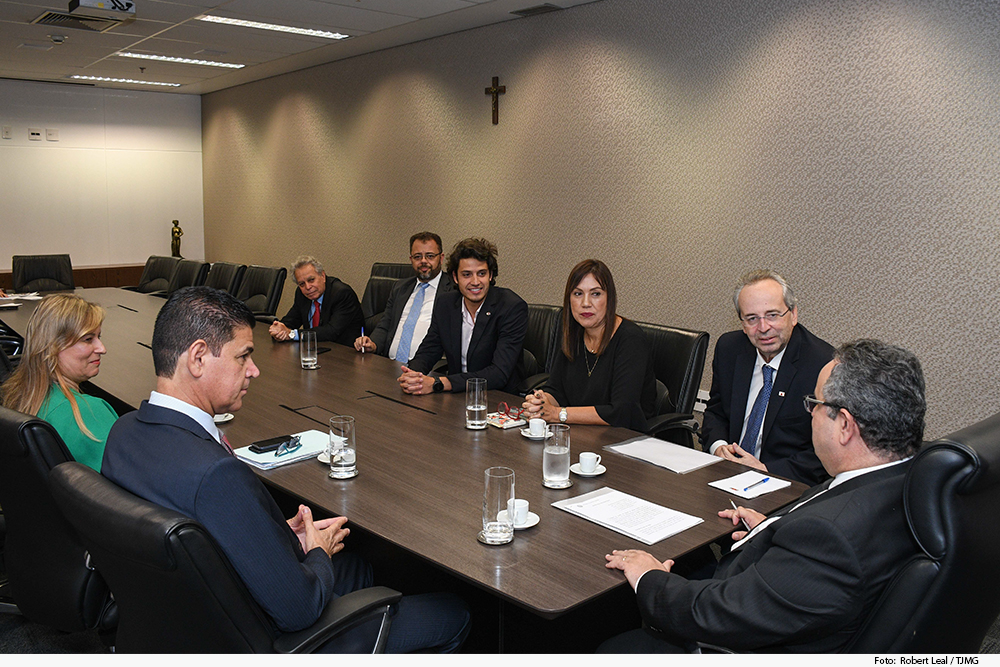 Mesa de reunião com autoridades em gabinete