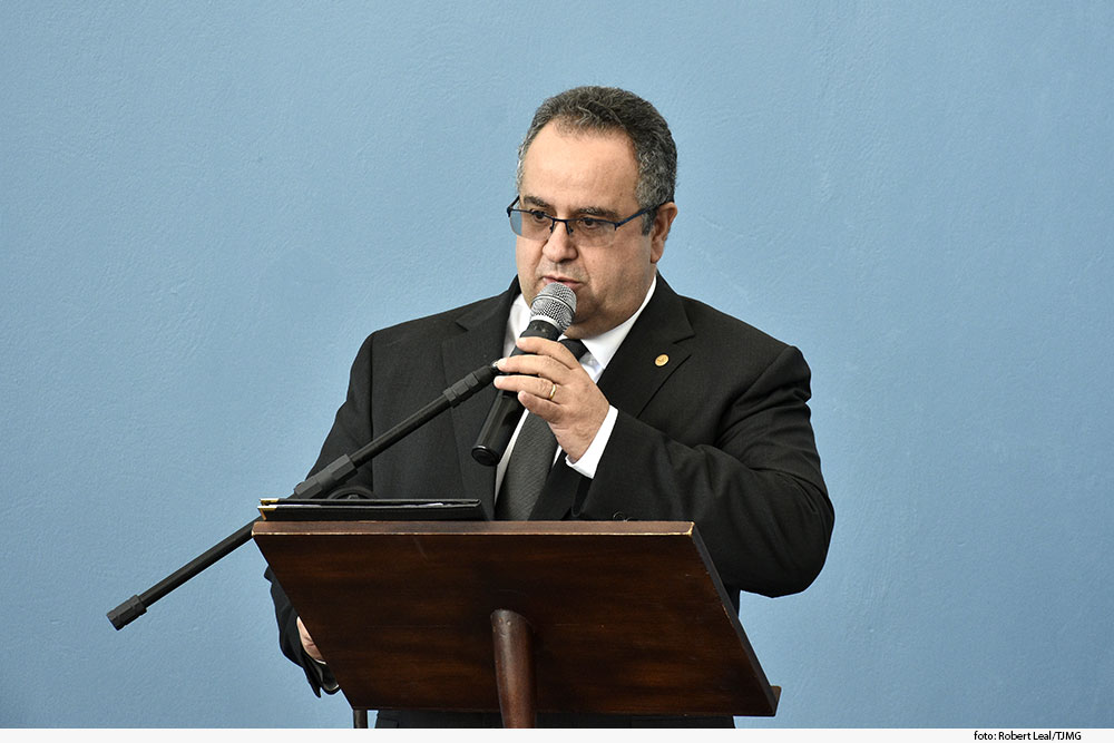 Presidente do TJMG, de pé, discursa em evento