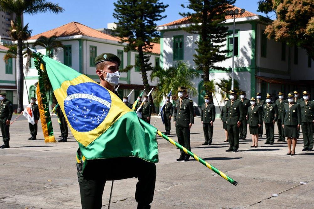 Soldado porta a bandeira nacional