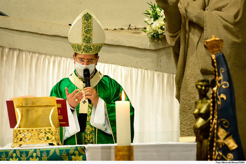 Arcebispo, usando máscara, fala aos fiéis