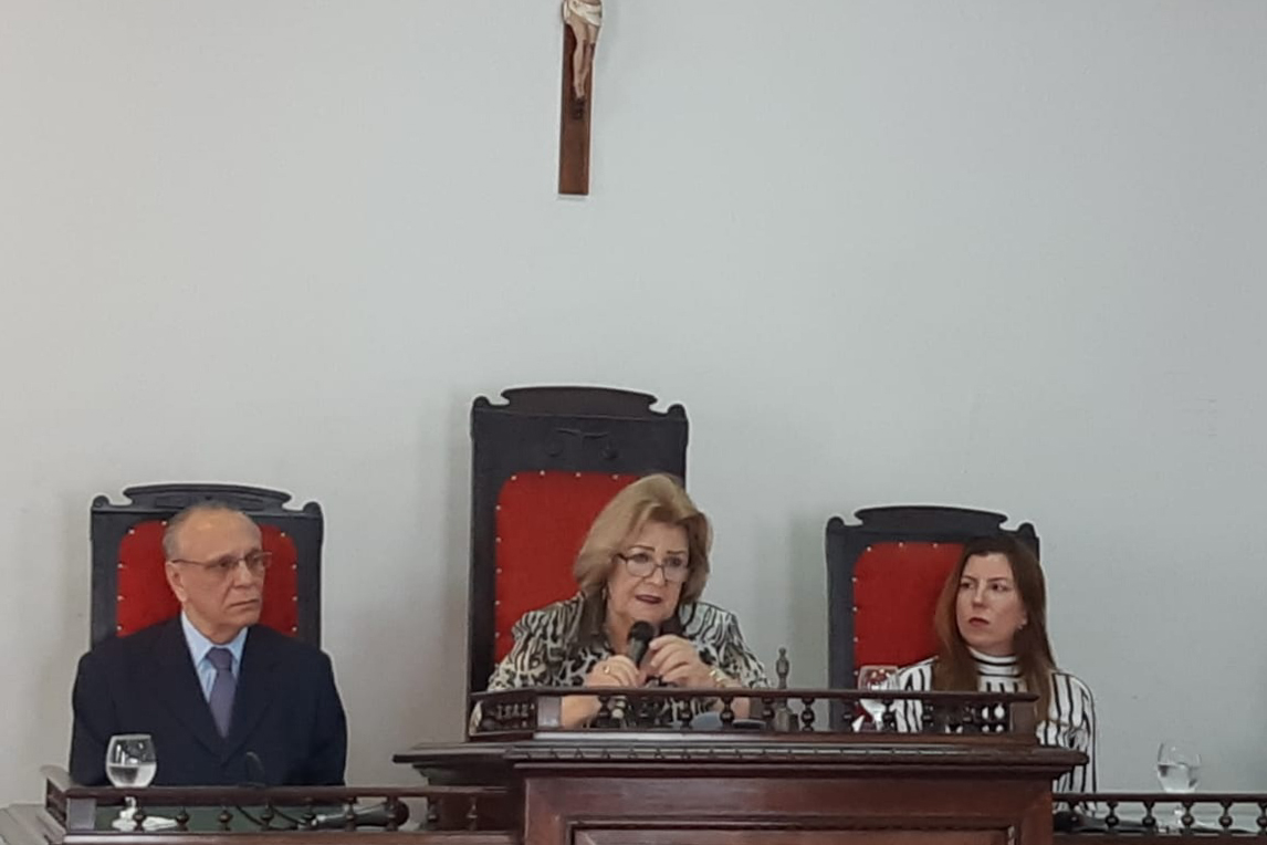 Homem e duas mulheres em púlpito