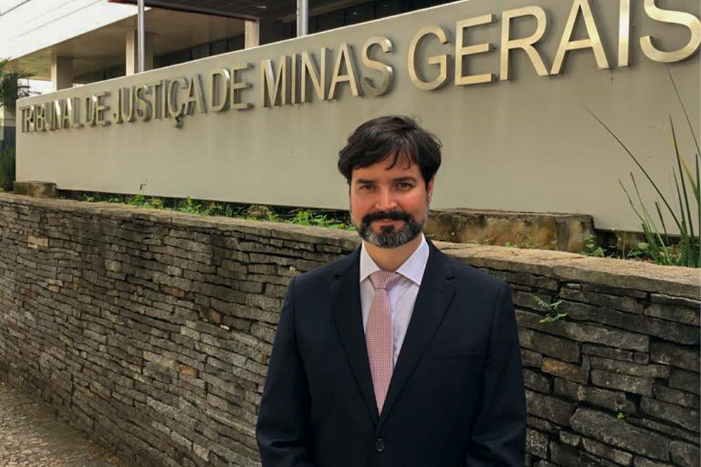 Juiz Leonardo Moreira diante do Edifício Sede do TJMG