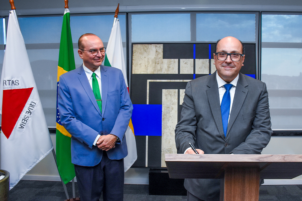 Not---Presidente-oficializa-entrada-em-exercicio-do-juiz-Evaldo-Gavazza._2.jpg