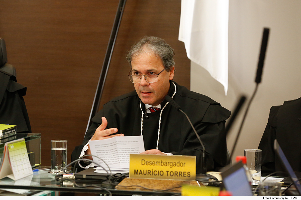 Magistrado discursa em sessão solene