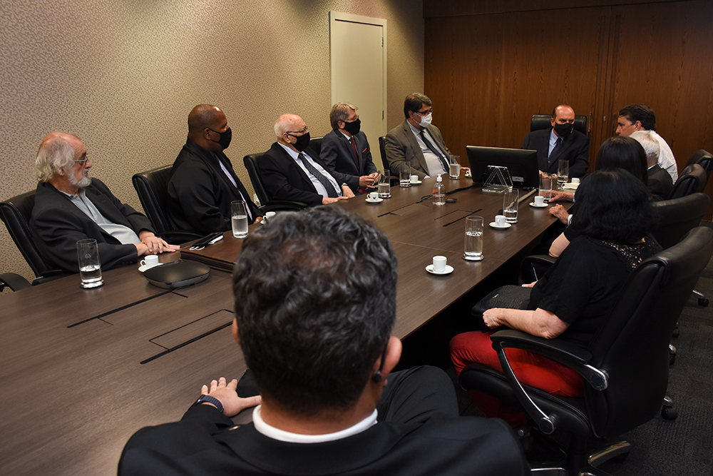 Grupo é recebido por desembargador em sala de reuniões