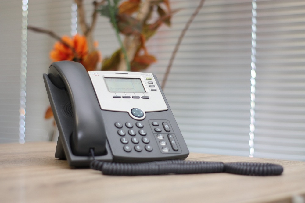 Telefone fixo sobre a mesa