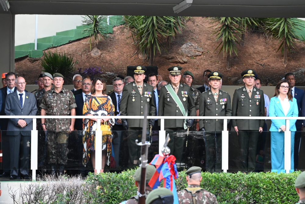 not-trocadecomando-exercito2.jpg