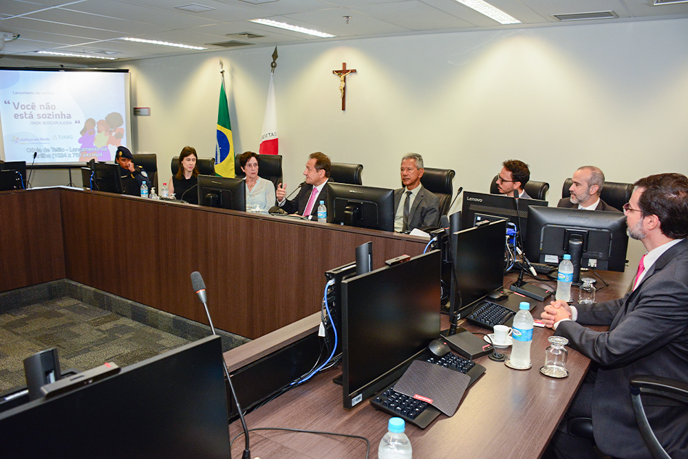 NOT---lancamento-da-cartilha-Vc-n-esta-sozinha---5--.jpg