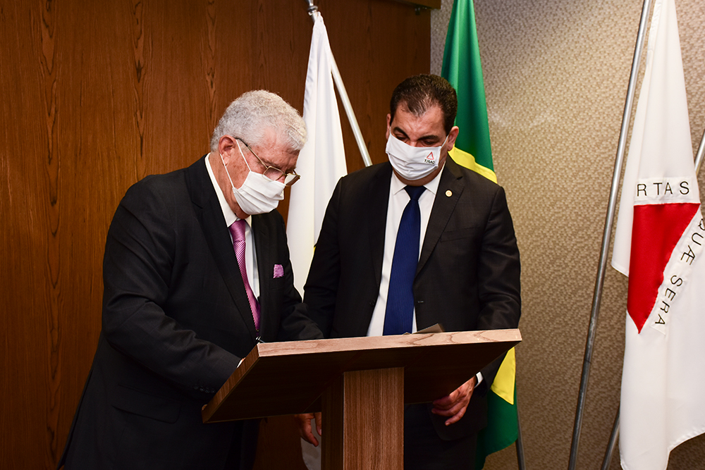 Magistrado assina termo de posse ao lado de presidente
