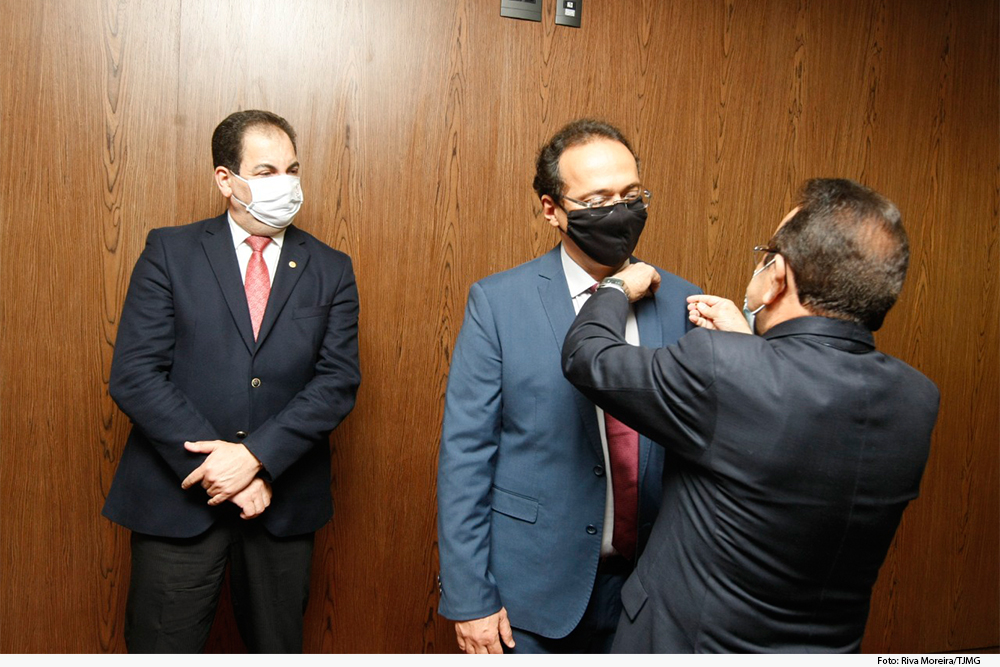 Diante do presidente, novo desembargador recebe botoneira de colega