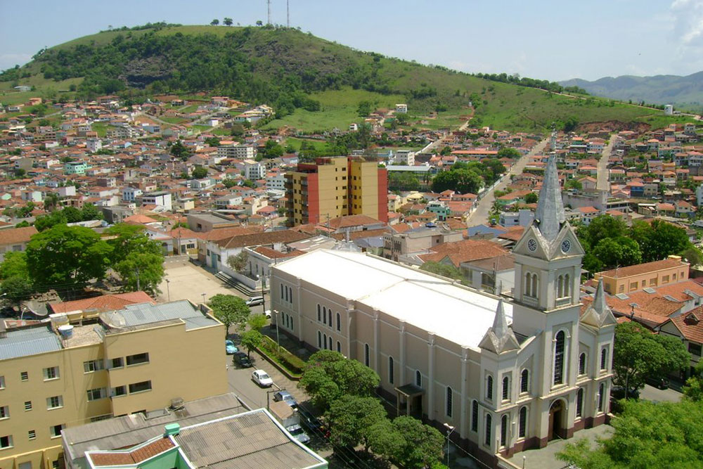 Vista aérea da cidade de Cambuí, mostrando igreja em destaque