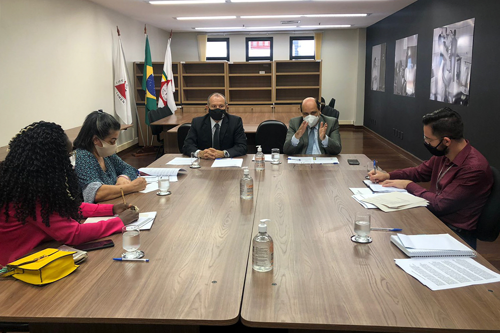 Autoridades em mesa de reunião