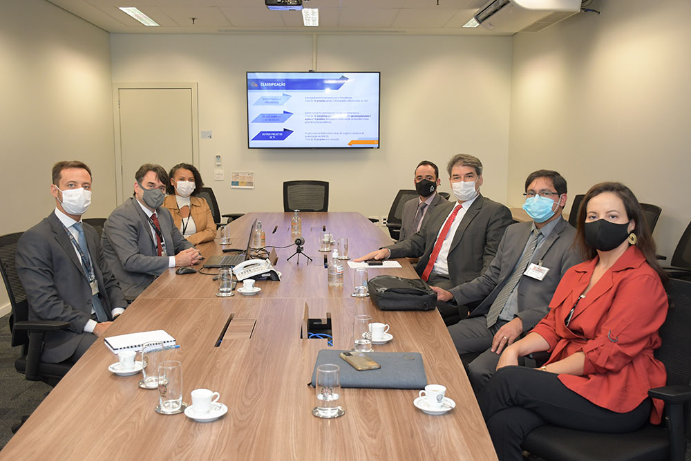 Not-reuniao-super-informatica-e-equipe.jpg
