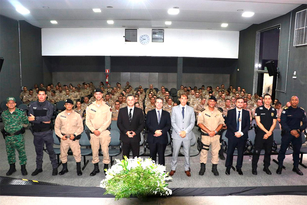 Not 1 Juizes de Uberaba participam de curso da Policia Militar.jpg