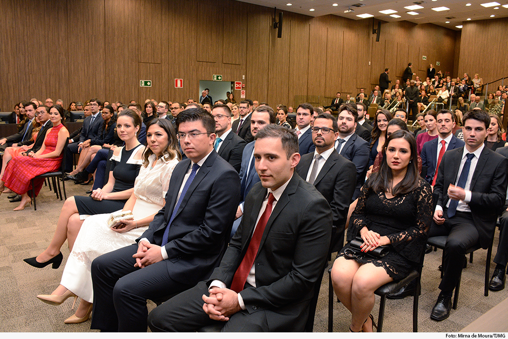 Novos juízes em plateia de solenidade