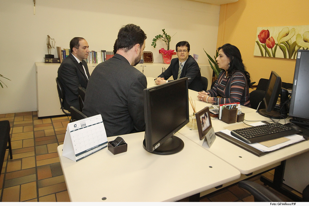 Juíza conduz audiência de conciliação 