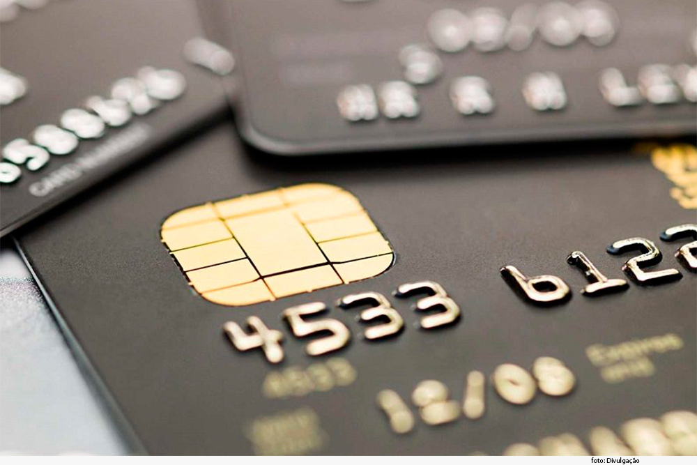 Imagem mostra cartão de débito bancário