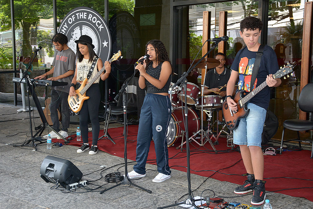 Not---Intervalo-Cultural-banda-Shy-of-the-Rock-1.jpg