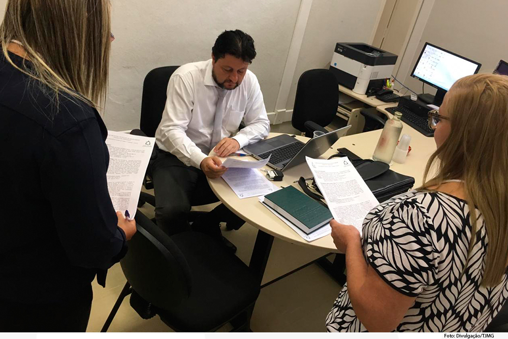 Representantes da empresa e cidadãos sentam-se à mesa de negociação