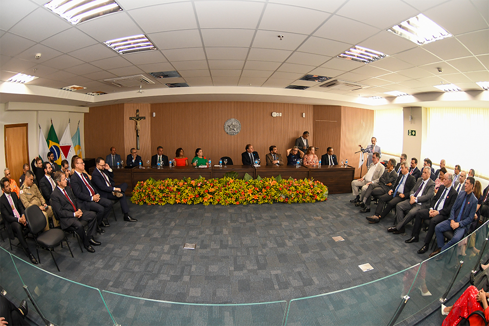 Not-ForumMontesClaros-PresCorreaJr-Mesa.jpg