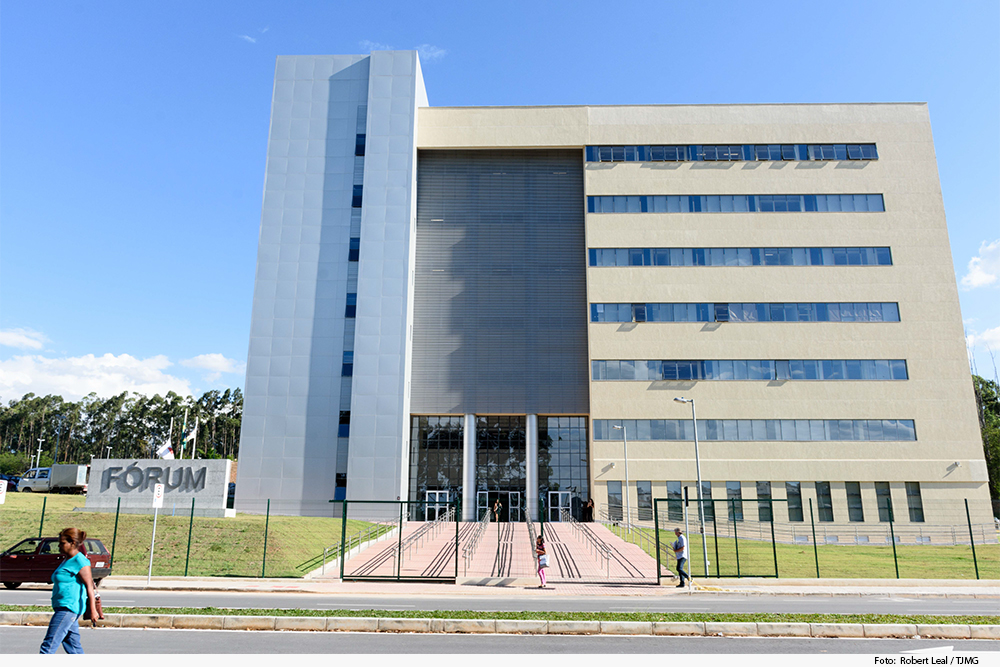 Fachada frontal do Fórum de Contagem
