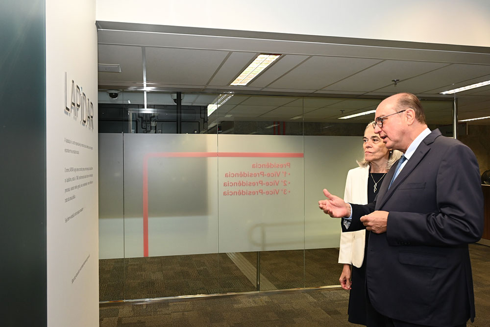 Not-1---Min.-Maria-Thereza-Rocha-STJ-visita-Espaco-Lapidar.jpg