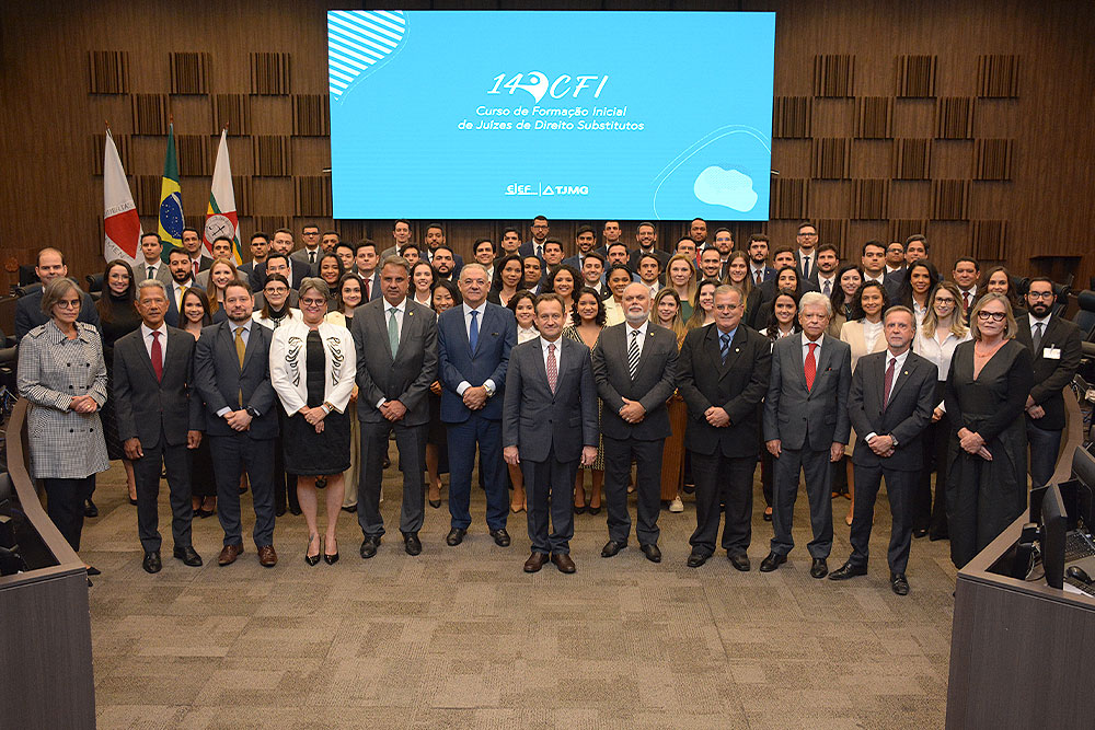 Not---14-Curso-de-Formacao-Inicial-de-Juizes-de-Direito-Substitutos-com-o-presidente-no-pleno.jpg