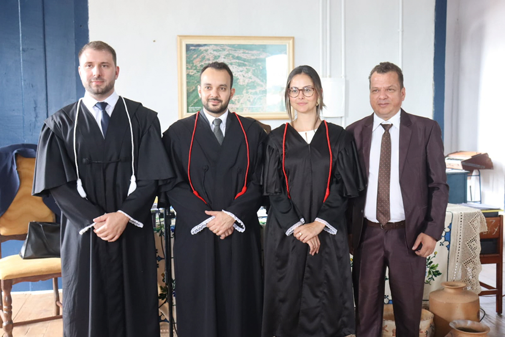 Juiz, promotores e advogados em salão no Sobradão