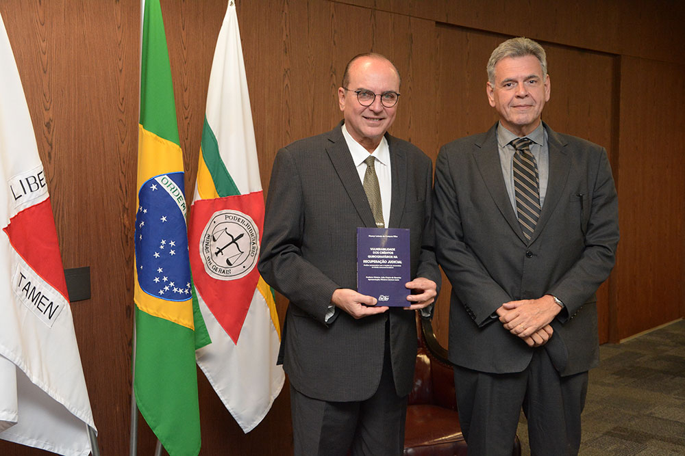 Not---Des1-Moacyr-Lobato-apresenta-ao-PR-livro-que-sera-lancado1-fotor-2023062710446.jpg