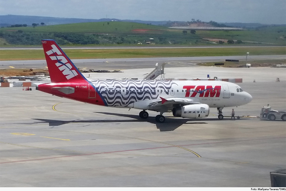 Aeronava da Tam em pátio de aeroporto