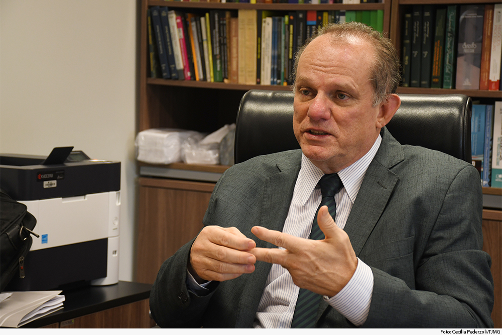 Magistrado, em gabinete, dá entrevista