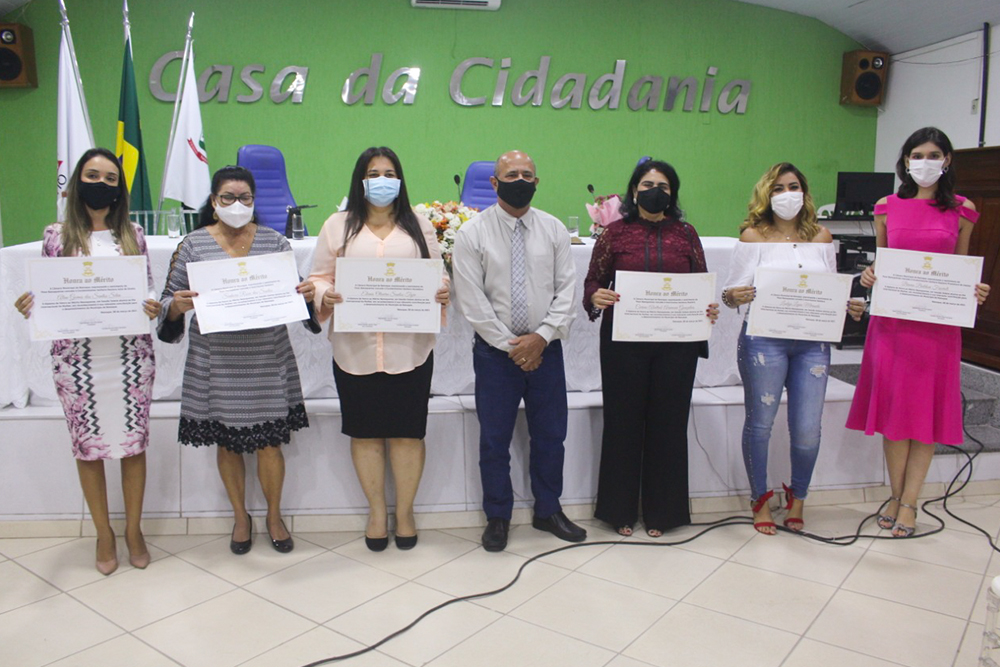 Mulheres seguram diploma em Câmara Municipal de Nanuque