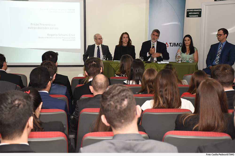 Ministro em mesa de honra em curso