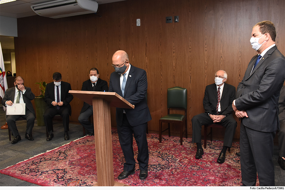 Not-Apac-Juvenil-sec-justica assinando.jpg