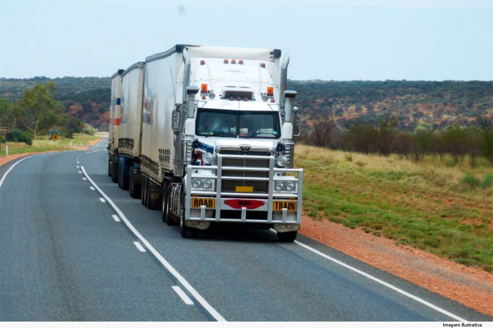 Caminhão de carga trafega em rodovia