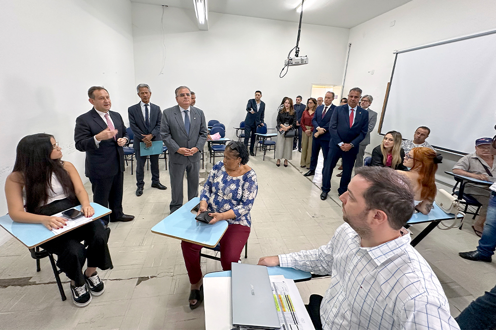 Not---Presidente-e-diretoria-no-mutirao-em-Gov.-Valadares.2.jpg