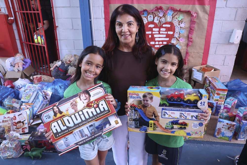 Not Entrega de brinquedos na Escola Municipal Tristao da Cunha Alice Martins e Elisa Goncalves 09 anos 2.jpg
