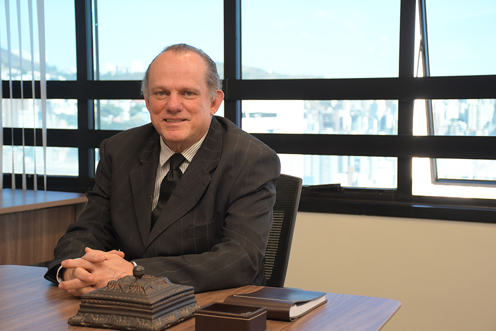 Magistrado em gabinete de trabalho