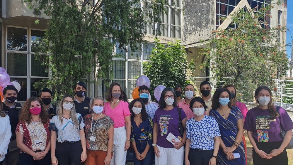 Juíza e equipe de mulheres diante do Fórum de Vespasiano