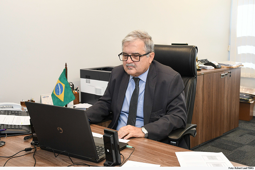 Magistrado em gabinete, à mesa de trabalho