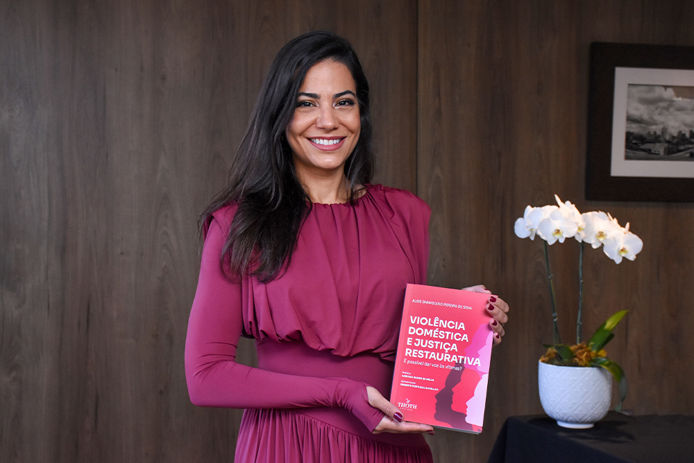 Not--JD-Aline-Damasceno-Lanca-o-livro-Violencia-Domestica-e-Justica-Restaurativa1.jpg