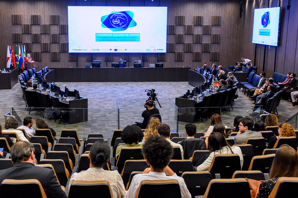 Not----Palestra-VI---Dialogo-de-Cortes---Palestrante-Sylvia-Steiner._2.jpg