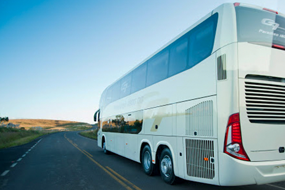 Ônibus em rodovia