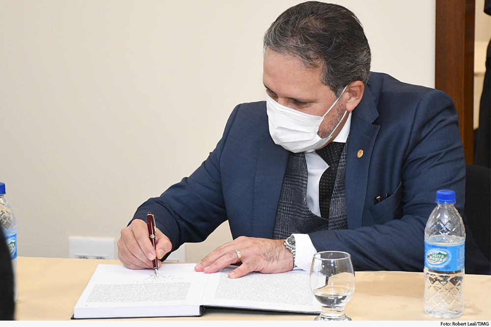 noticia8-novo-forum-araxa-assinatura-des-afranio-29.06.2020.jpg
