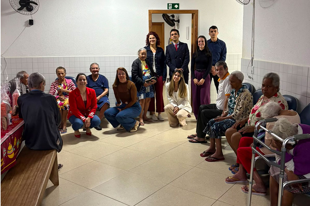 Not-Cejusc-Lalinha-visita-associacao-de-amparo-ao-idoso2.jpg
