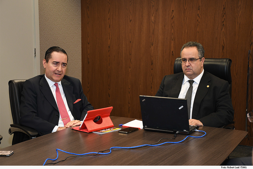 Desembargadores Thompson Flores e Nelson Missias assinam convênio