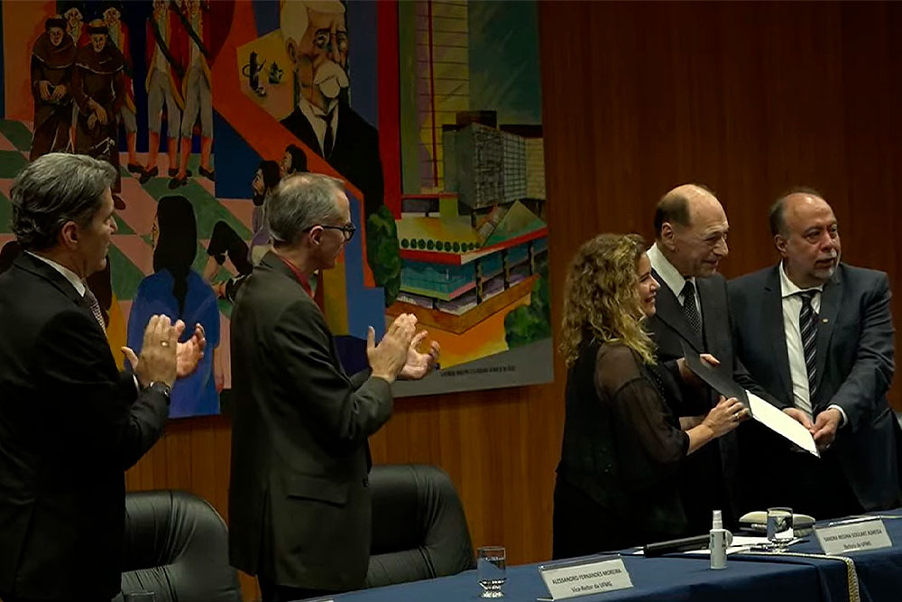 Not---Titulo-de-Dr-Honoris-Causa-ao-prof-Eugenio-Raul-Zaffaroni3.jpg