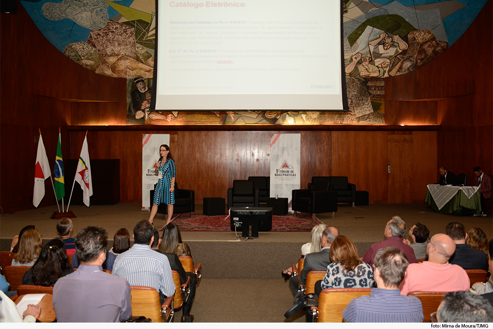 Público assiste a palestra 