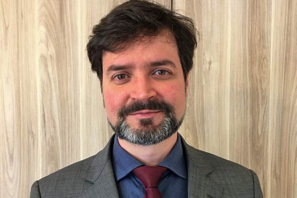 Magistrado de terno em ambiente de trabalho