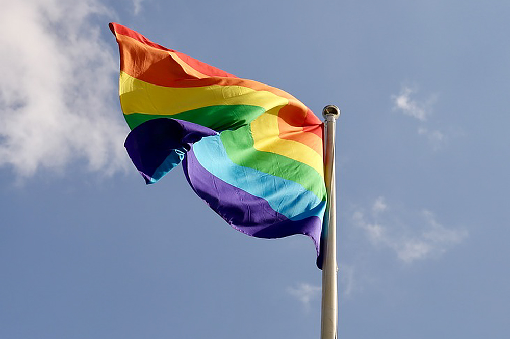 Bandeira com as cores do movimento LGBTQ